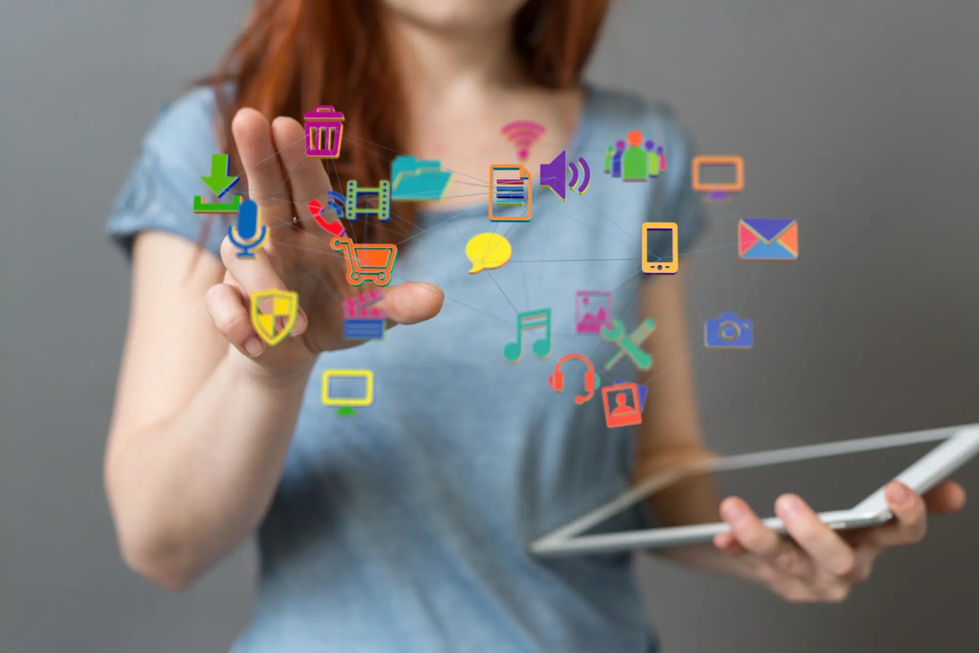 Persona che maneggia un tablet